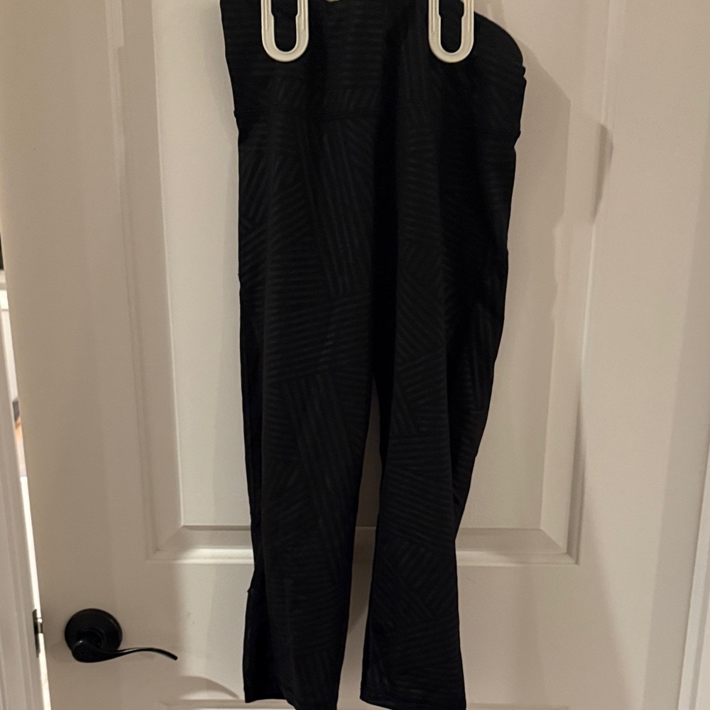Old Navy women’s patterned black leggings